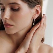 Cercei lungi din argint cu perle naturale albe și cristale, cu tortițe DiAmanti SK25477EL_W-G Cercei lungi din argint cu perle naturale albe și cristale, cu tortițe DiAmanti SK25477EL_W-G